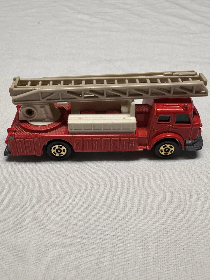 Camión de bomberos Tomica Ladder Chief 1978 vintage rojo No.F33 Tomy S = 1:143 hecho en Japón Foto 3 de 4