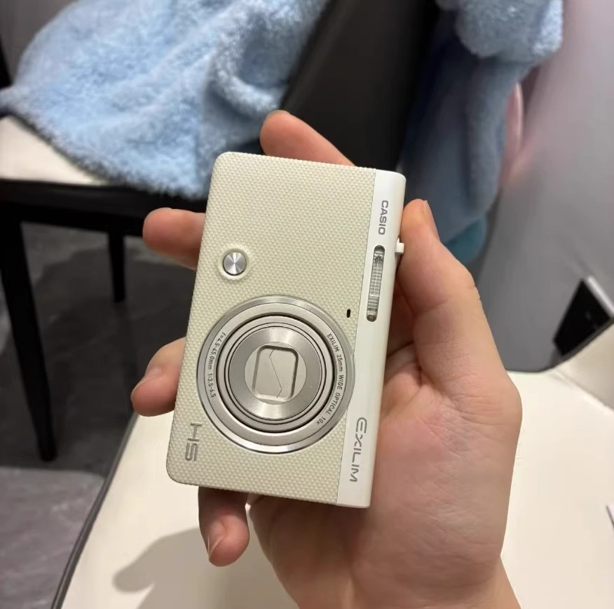 【極美品】【希少】CASIO EXILIM EX-ZR50 ホワイト Casio digital camera EXILIM EX-ZR50 compact White Bluetooth Wi-Fi