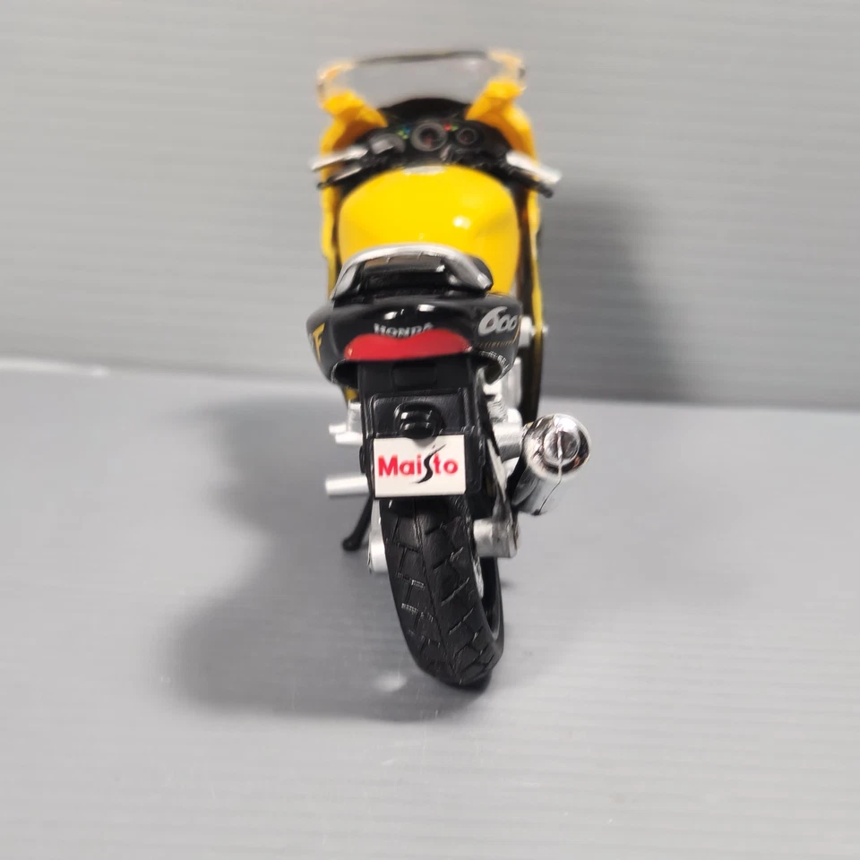 Honda CBR600F мотоцикл масштаб 1:18 желтая литая копия Maisto 2001 - Изображение 4 из 4