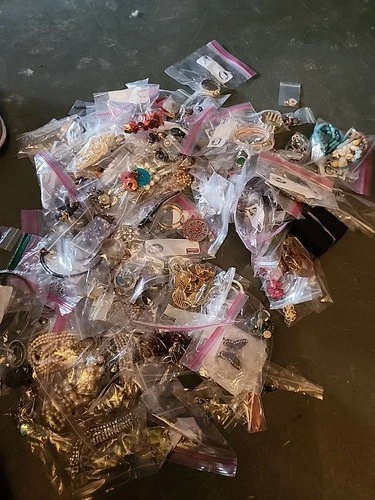 LOT OF 200 UNCHECKED VINTAGE COSTUME JEWELRY GOLD SILVER TONE TURQUOISE PIECES