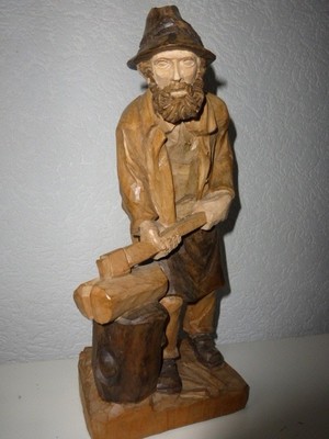 Holzfigur (massiv Holz) Holzhacker, handgeschnitzt