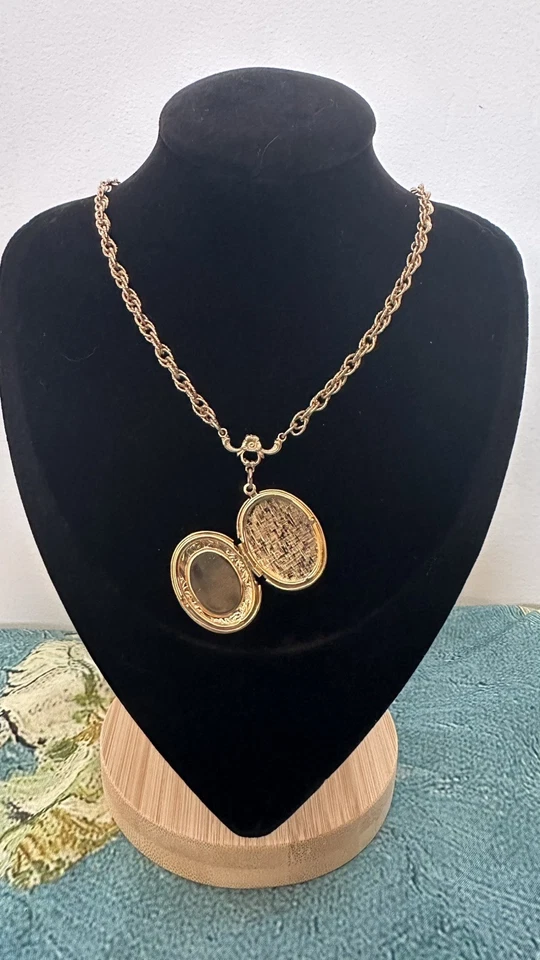 "Collar medallón vintage | firmado 1928 | tono dorado | 15"" de largo" Foto 2 de 4