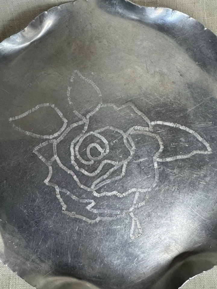 Bandeja de decoración de pared borde ondulado diseño flor rosa placa de aluminio grabada a mano vintage Foto 3 de 4