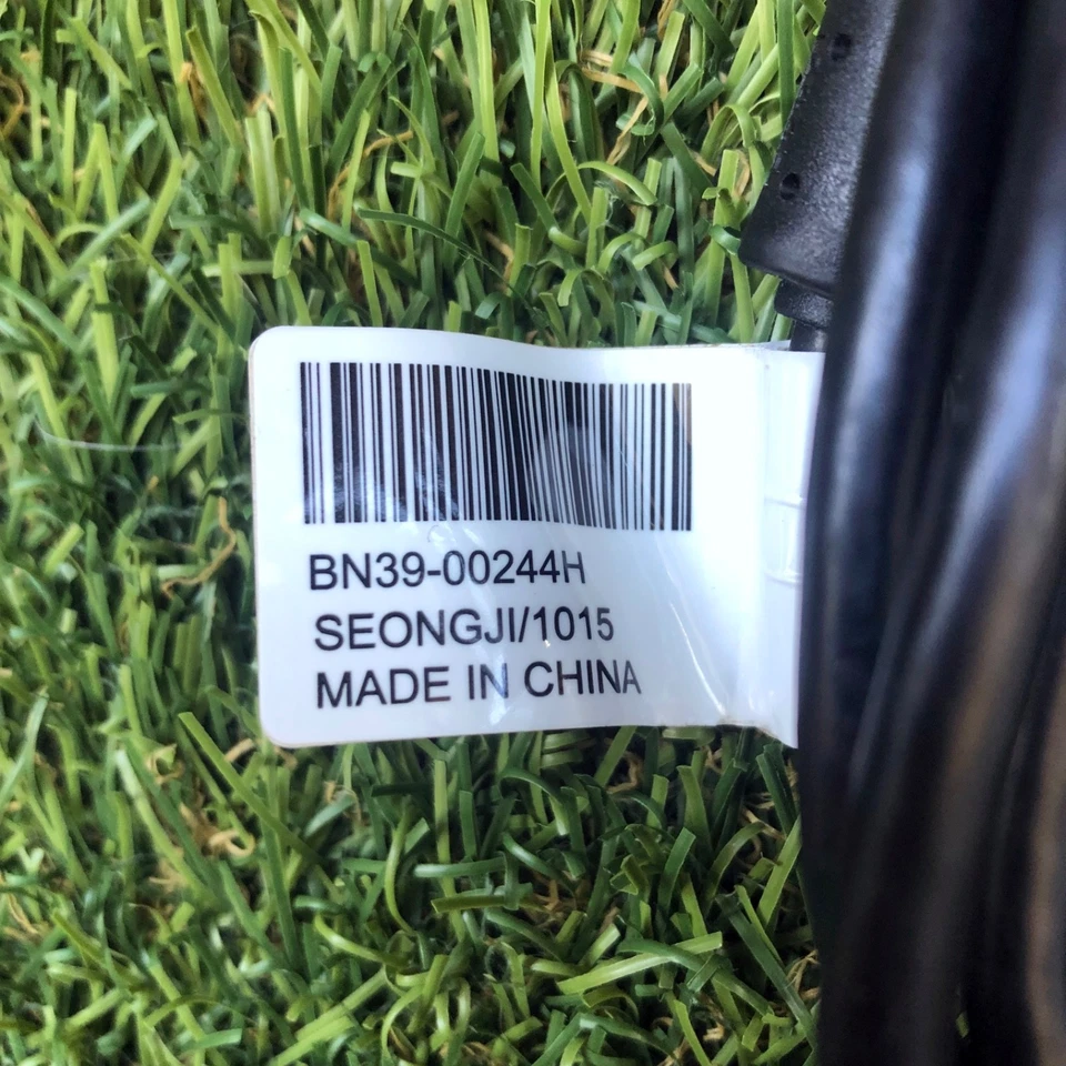 Seong Ji 4.625 ft BN39-00244H Black & Blue 15-pin VGA Cable - Image 2 of 2