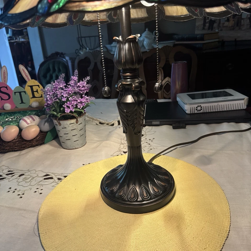 "Lámpara de mesa Dale Tiffany Aldridge pavo real antigua vitral de bronce 22"" de alto" Foto 3 de 4