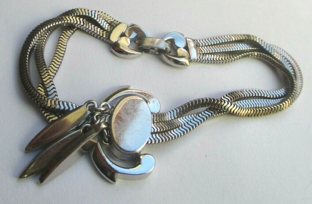 Elégant bracelet chaine couleur or perles blanches signé Bréal bijou