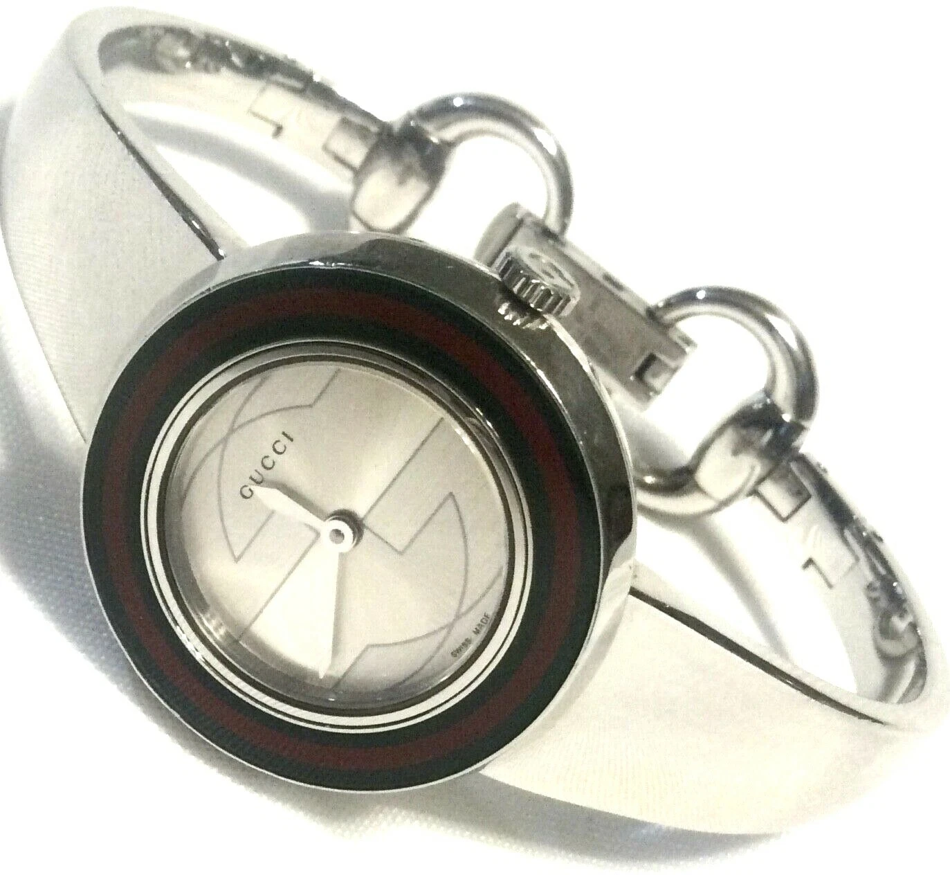 MONTRE FEMME GUCCI U PLAY Swiss Made cadran argenté avec boîtier et bracelet en acier inoxydable