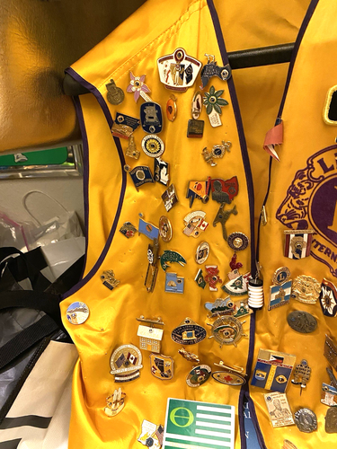 VINTAGE LIONS' CLUB INTERNATIONAL PAST PRESIDENT XL WESTE mit LOT of PINS MEDALS - Bild 3 von 4