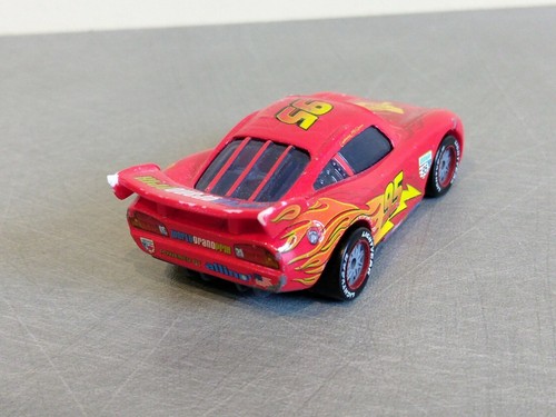 Disney Cars 2 Flash McQueen Piston Cup World GP Metal 1/55 Rojo TBE Raro Pixar - Imagen 5 de 8