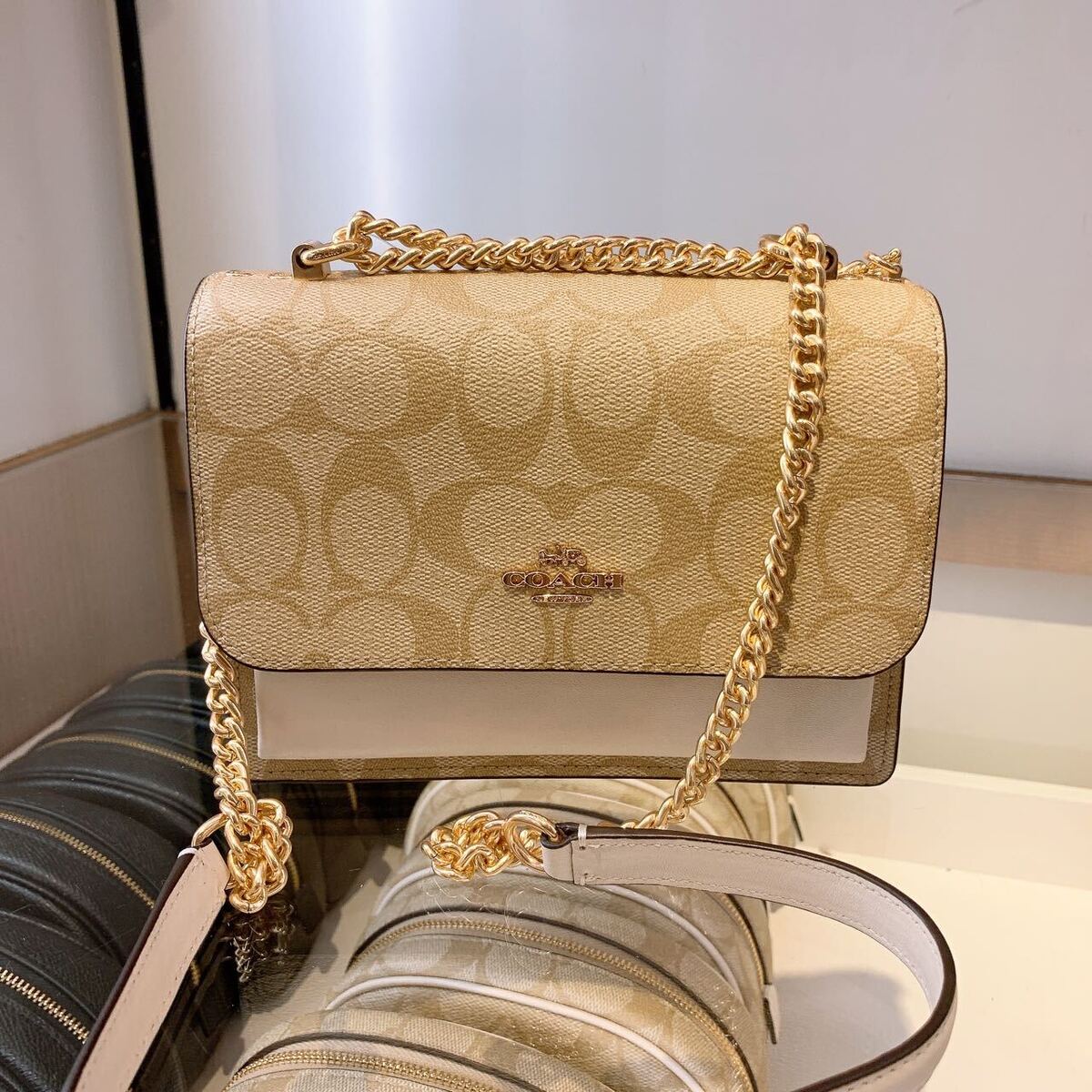 Louis Vuitton Multi Pochette Accessories Vs. Coach Poppy Crossbody in  Signature Canvas 