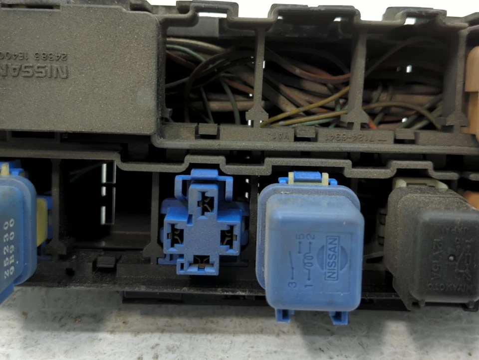 Nissan Altima 1998 caja de fusibles caja de fusibles módulo de relé 7124-6529 MZR25 Foto 4 de 4