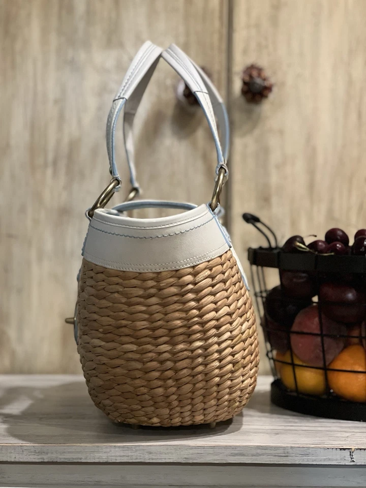 Bolso de hombro Coach Legacy de cuero blanco paja canasta cubo Foto 4 de 4