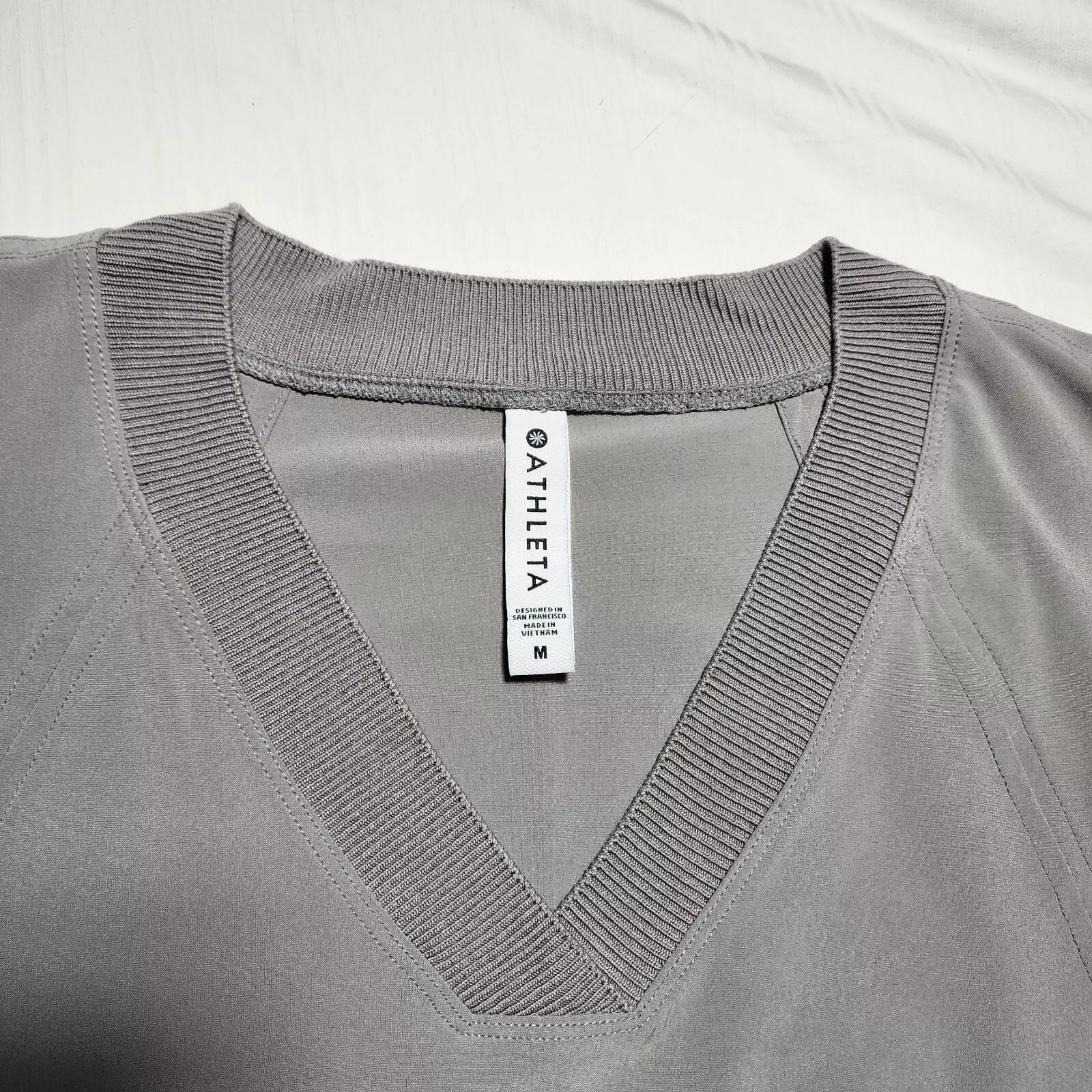 athleta top v neck short sleeve uneven hem shirt