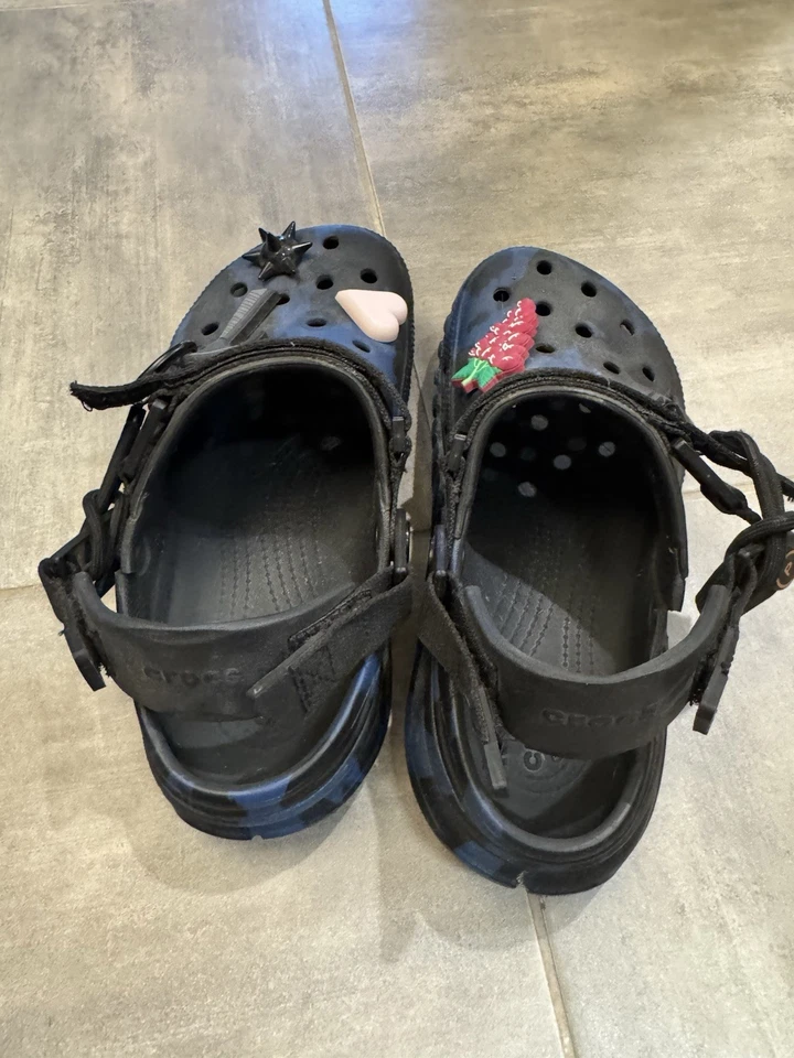 Zueco Crocs Duet Max Post Malone negro y azul talla 8 con dijes Foto 2 de 4