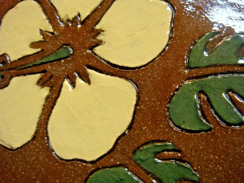 3 Signed & Dated HANDCRAFTED CLAY POTTERY FLORAL PIECES - 2 Plaques & a Coaster - Picture 7 of 11