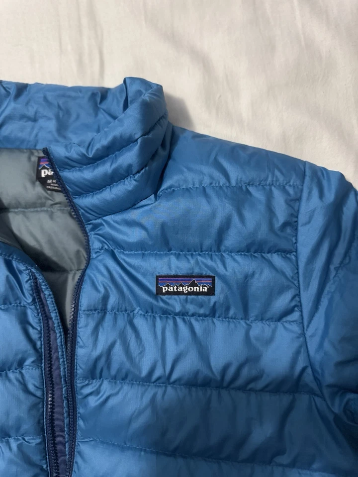 This is a Patagonia Down Sweater jacket in a blue color. Size M Kids - Image 4 of 4