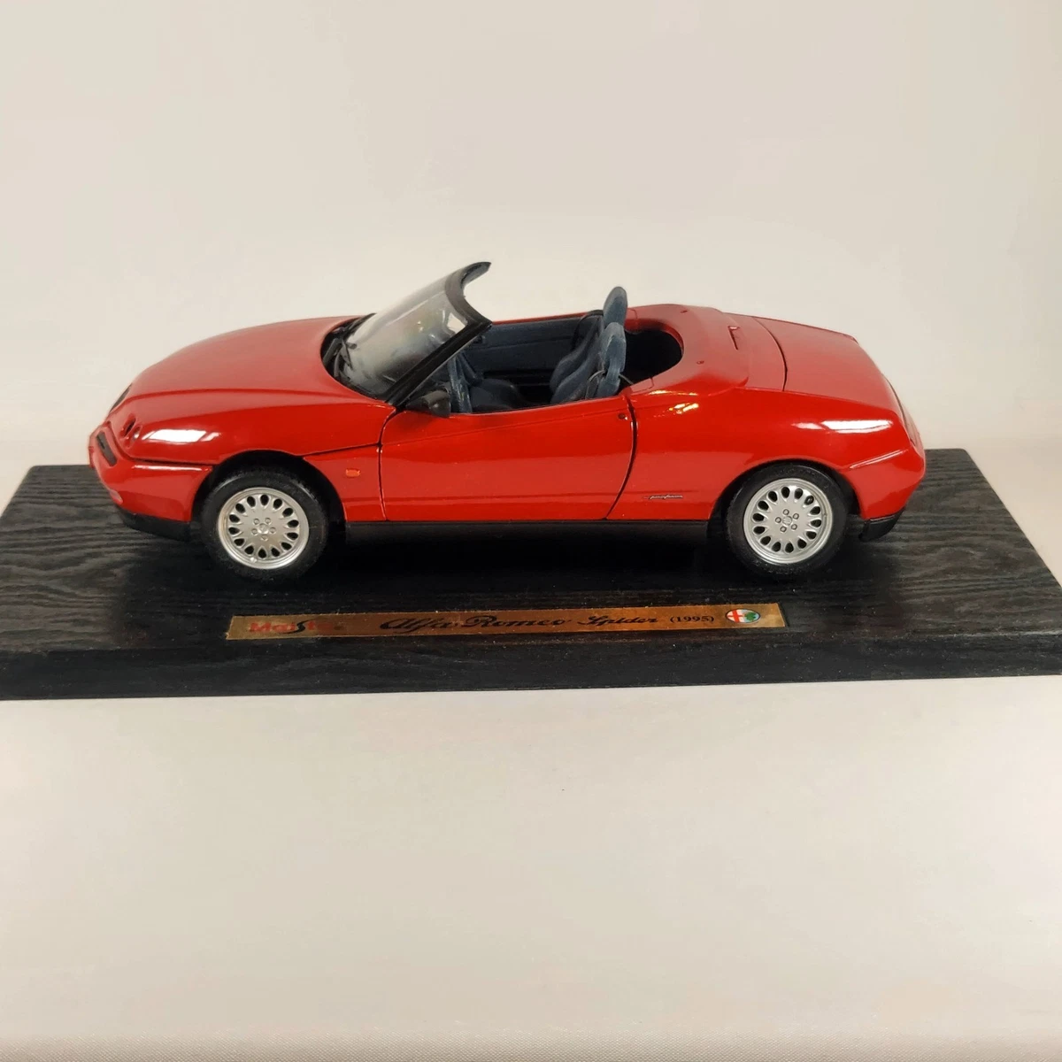 Mi colección de autos a escala.: 1995 Alfa Romeo Spider 1:18 Maisto