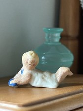 Artisan Made Micro Porcelain Posed Baby Dollhouse Figurka Podpisana