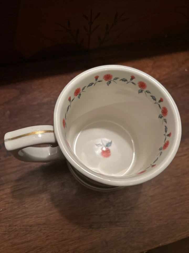 Taza Anthropologie x Lou Rota Nature’s Table Bee Foto 3 de 4