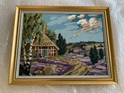 Gobelin Stickbild handgestickt - Landschaft mit Haus und Heide Goldener Rahmen
