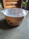 VINTAGE PYREX EARLY AMERICAN 1qt BROWN GLASS CASSEROLE DISH w LID