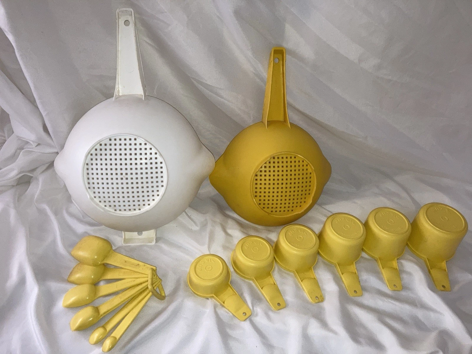 Vintage Tupperware Strainer Colander Measuring Cup & Spoon Lot Yellow White.