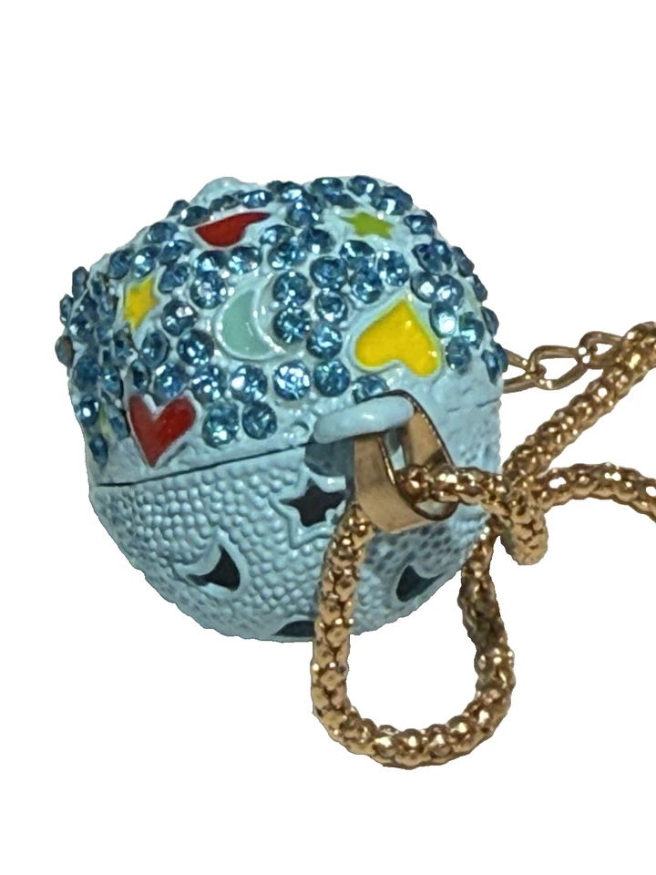 BETSEY JOHNSON BEBÉ CALAVERA DE AZÚCAR AZUL CRISTALES MULTICOLORES Y COLGANTE ESMALTADO Foto 3 de 4