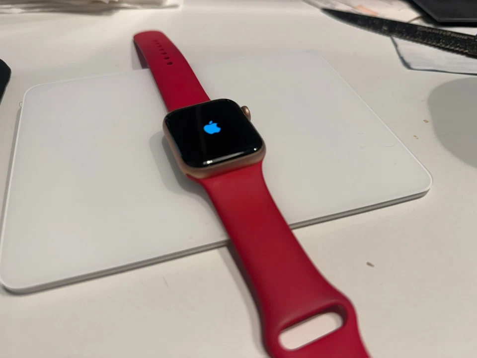 Apple Watch Series 4 40 毫米(GPS + 蜂窝网络)铝合金表壳 - 上好 — 第 2/4 张图片