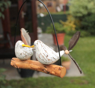 Zwei Möwen auf Ast hängend mit Feder-Propeller Windspiel Gartendeko