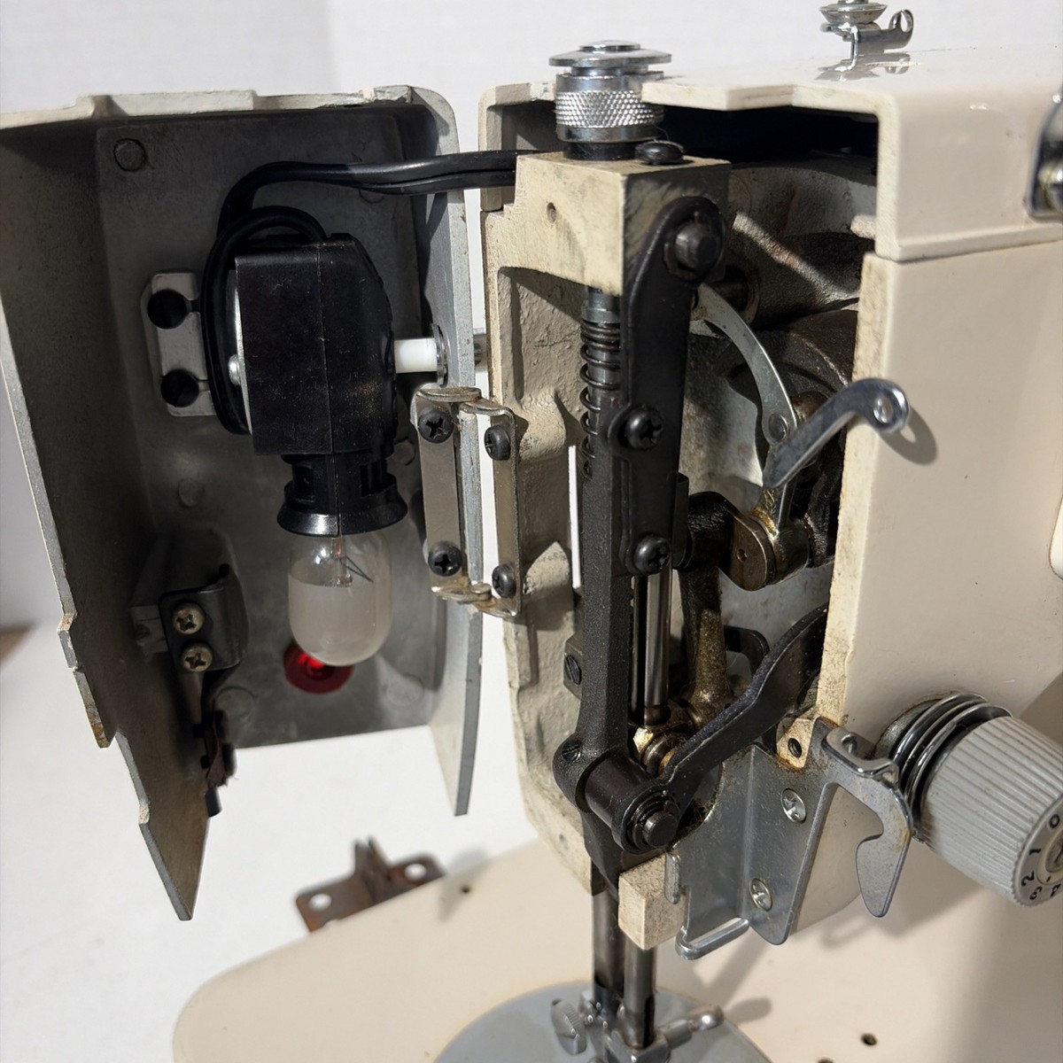 Vintage Heavy Duty 1970 Dial n Sew Sewing Machine Model 916 with