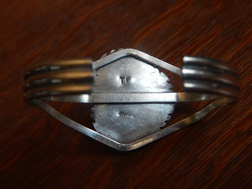 Brazalete de plata esterlina estampado ostra espinosa navajo vintage firmado TF - Imagen 7 de 10