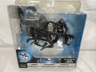 Alien vs Predator Playsets Celtic Predator Throws Alien McFarlane Toys 2005 New!