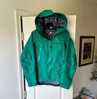 Arc’teryx Women’s Beta LT Gore-Tex Jacket Green Medium EUC