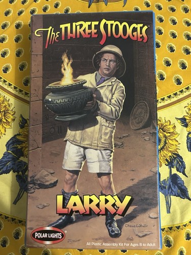 1999 POLAR LIGHTS LARRY THE 3 THREE STOOGES PLASTIC FIGURE MODEL - Picture 1 of 6