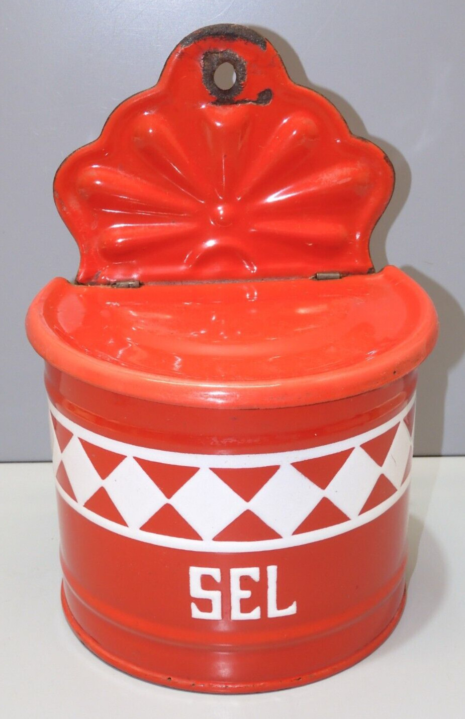 -JOLIE ANCIENNE BOITE A SEL EMAIL ROUGE CARREAUX BLANCS INTERIEUR Marbré GRIS D