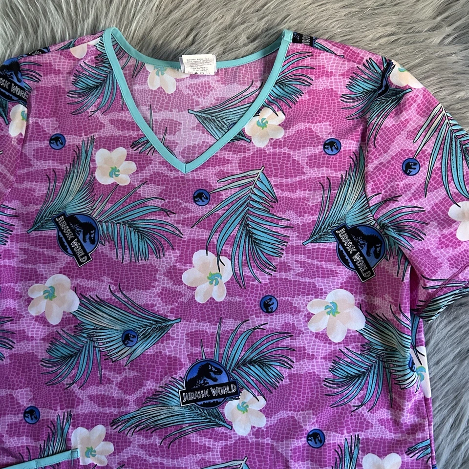 Camisa Jurassic World Scrub Top Feminina Tamanho Médio Roxa Dinossauro Manga Curta - Imagem 4 de 4