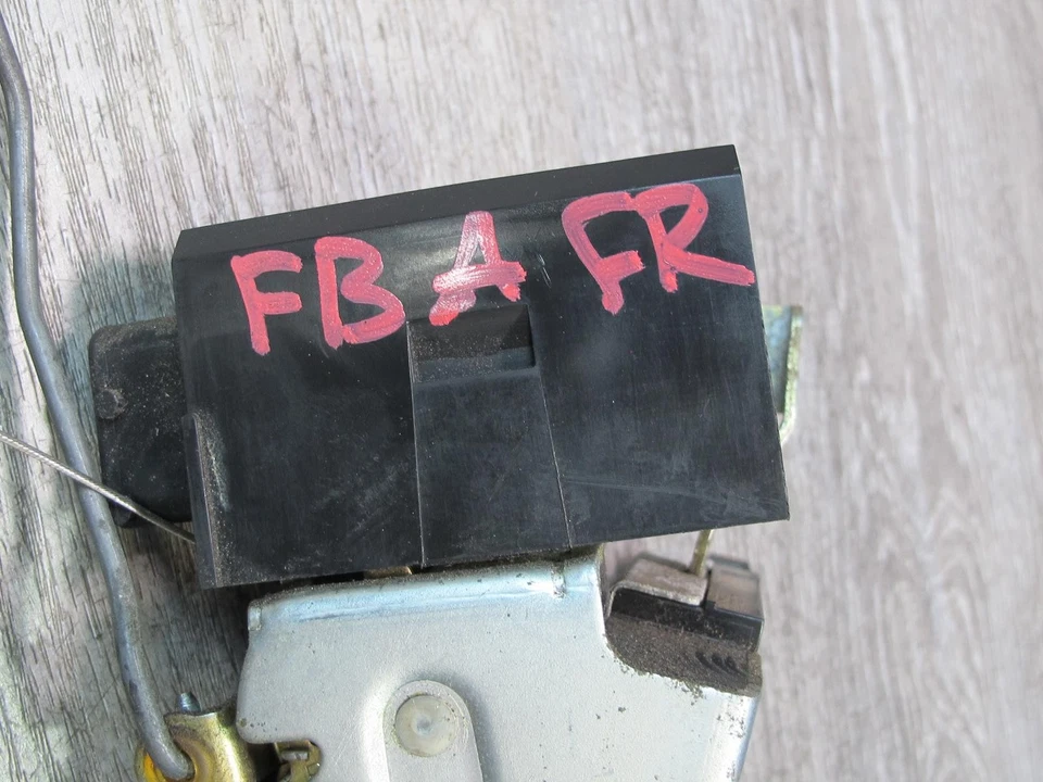 92-95 BMW E34 SERIE 5 ACTUADOR CERRADURA PUERTA PASAJERO DELANTERO DERECHO OEM Foto 2 de 4