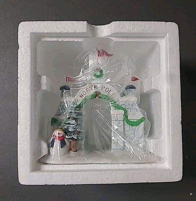 Dept 56 Heritage Village ''North Pole Gate'' #5632-4 Retired W Box