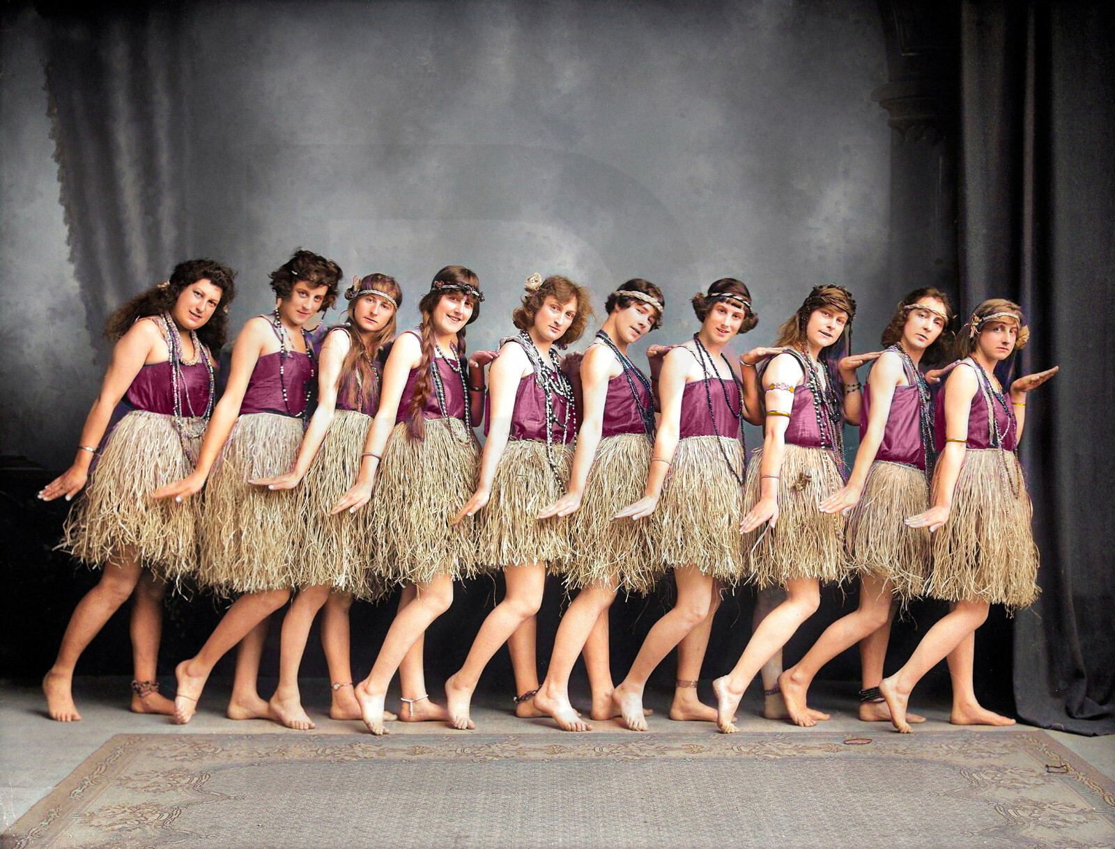 1920 Fila di giovani donne ballerine sala musica 11 x 14" stampa fotografica