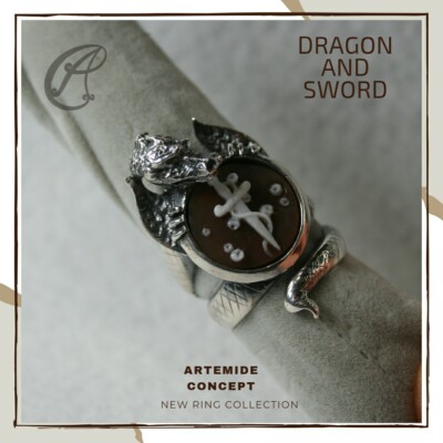 DRAGON AND SWORD Unisex Ring aus 925er Silber. Drache mit Schwert auf Kamee