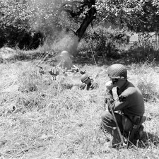 WW2 WWII Photo World War Two / US Army Soldiers in Action Normandy July 1944