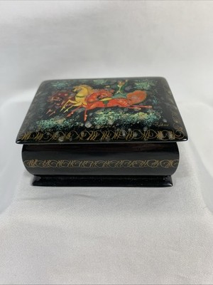 Russian Lacquer Box Three Horses Sleigh Man ( Small 3'' Across)