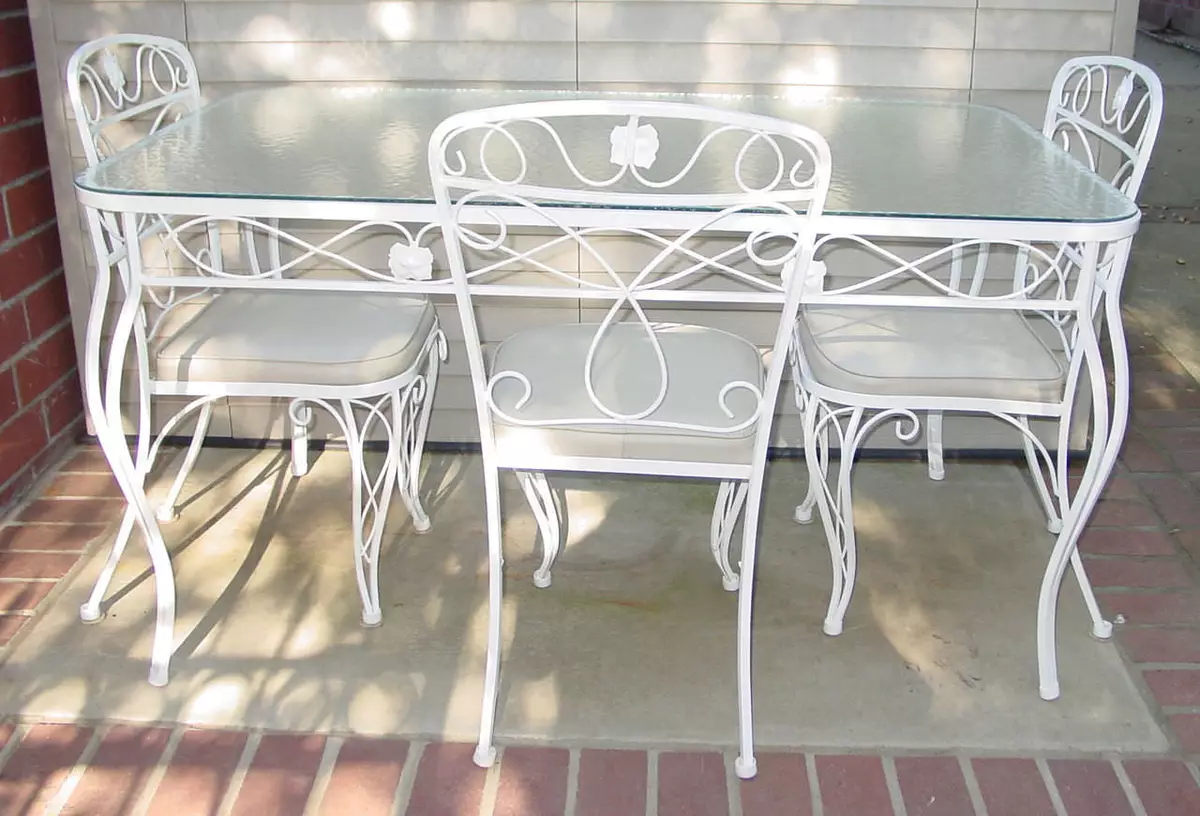 Vintage iron table and chairs new arrivals