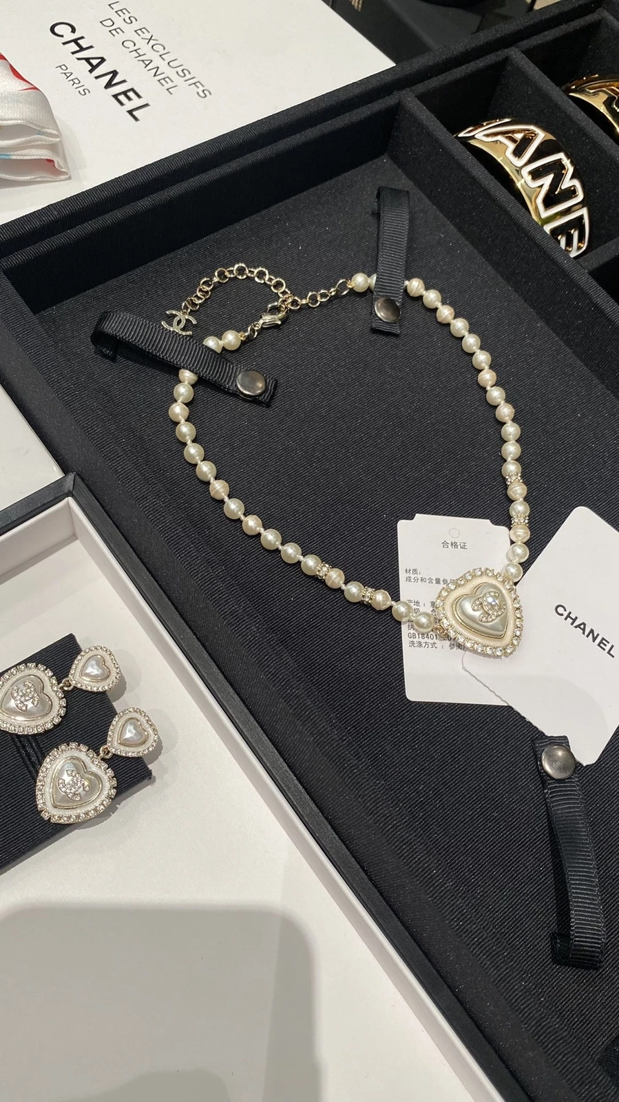 ?CHANEL Collana di perle corte CCS smaltate a forma di cuore con diamanti pieni 24C
