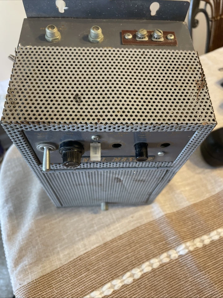 CHANNEL MASTER VHF FM Distribution Tube Amplifier Broad Band Model 7030-works — 第 2/4 张图片