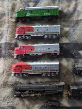 HO Model Railroad Train Lot Burlington Northern 9710 Engine 3x Santa FE Parts!!