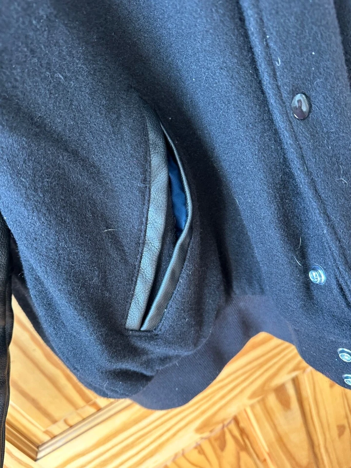 Chaqueta de cuero universitaria WWE Wrestlemania para hombre NY/NJ 2013 The Rock John Cena talla L Foto 4 de 4