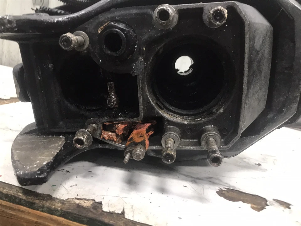 OMC Cobra Out Drive Outdrive Mount Cardán Carcasa Conjunto AGUA DULCE  Foto 2 de 4