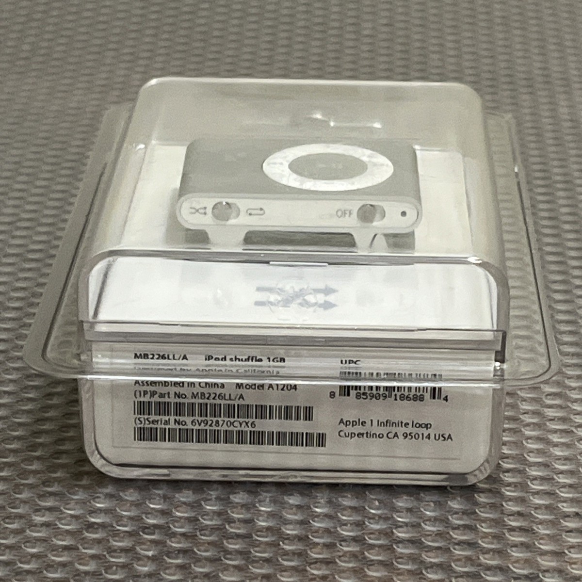 t Box Apple A1204 1GB iPod Shuffle - Silver - MB226LL/A for