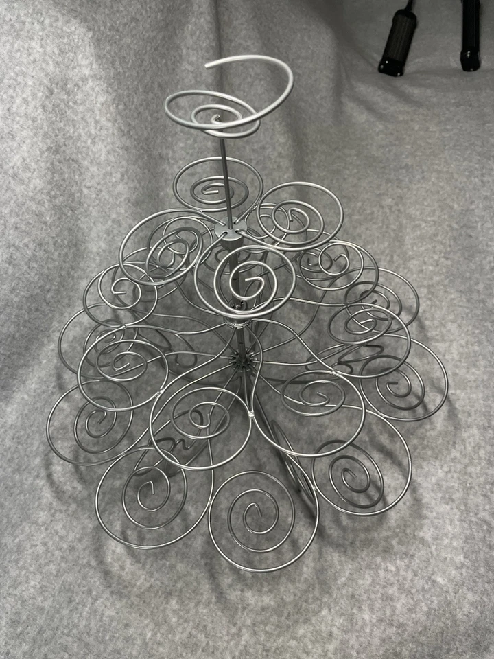 Soporte para cupcakes Wilton de metal de 3 niveles Foto 3 de 3